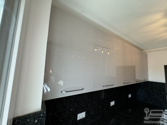 Mobilier bucătărie la comandă – MDF lucios Perfect Sense, blat granit, Bacău