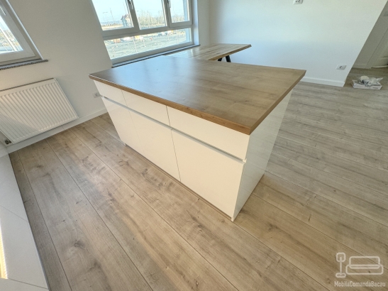 Bucătărie din MDF lucios Perfect Sense, cu feronerie Blum și iluminat LED Hafele – Bacău