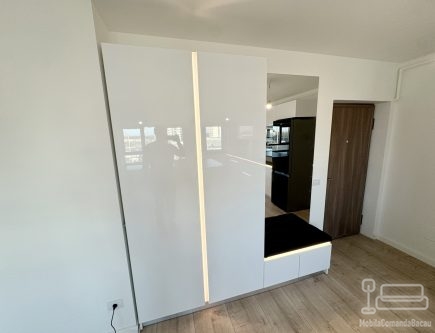 Mobilier hol din MDF lucios PerfectSense, cu iluminat LED Hafele