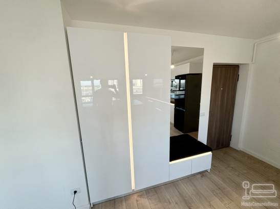 Mobilier hol din MDF lucios PerfectSense, cu iluminat LED Hafele