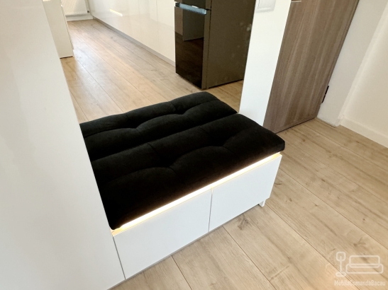 Mobilier hol din MDF lucios PerfectSense, cu iluminat LED Hafele