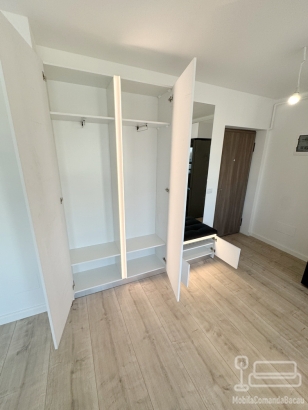 Mobilier hol din MDF lucios PerfectSense, cu iluminat LED Hafele