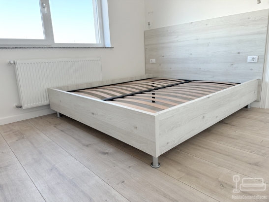 Mobilier dormitor cu pat 200×140 și somieră rabatabilă, plus dulap între pereți – Bacău