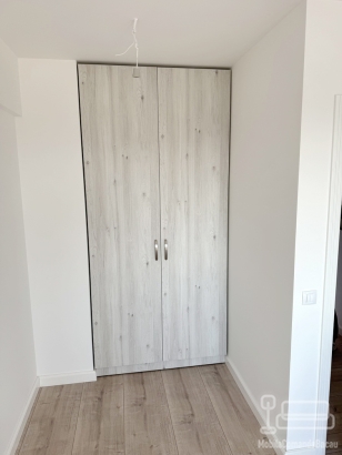 Mobilier dormitor cu pat 200×140 și somieră rabatabilă, plus dulap între pereți – Bacău