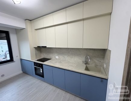 Bucătărie din MDF vopsit cu profile Gola, blat & contrablat – 4000 mm (Bacău)