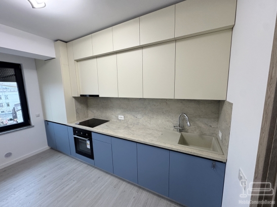 Bucătărie din MDF vopsit cu profile Gola, blat & contrablat – 4000 mm (Bacău)