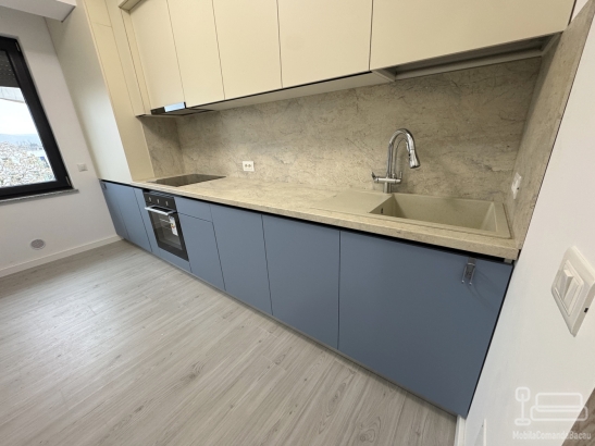 Bucătărie din MDF vopsit cu profile Gola, blat & contrablat – 4000 mm (Bacău)