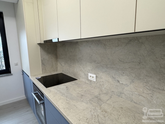 Bucătărie din MDF vopsit cu profile Gola, blat & contrablat – 4000 mm (Bacău)