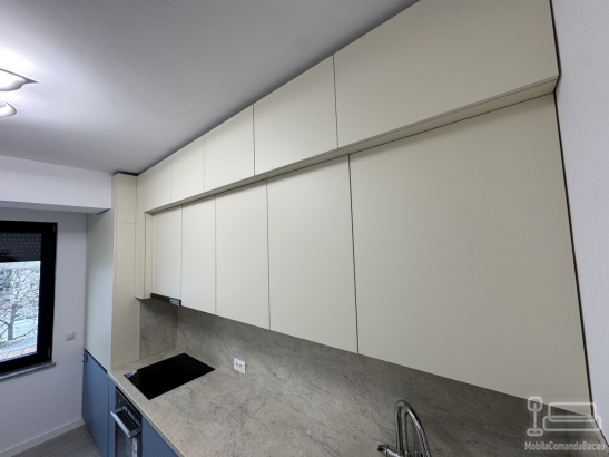 Bucătărie din MDF vopsit cu profile Gola, blat & contrablat – 4000 mm (Bacău)