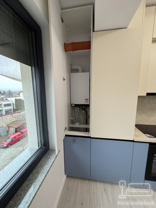 Bucătărie din MDF vopsit cu profile Gola, blat & contrablat – 4000 mm (Bacău)