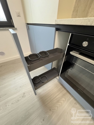 Bucătărie din MDF vopsit cu profile Gola, blat & contrablat – 4000 mm (Bacău)