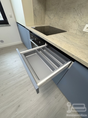 Bucătărie din MDF vopsit cu profile Gola, blat & contrablat – 4000 mm (Bacău)