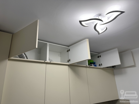 Bucătărie din MDF vopsit cu profile Gola, blat & contrablat – 4000 mm (Bacău)