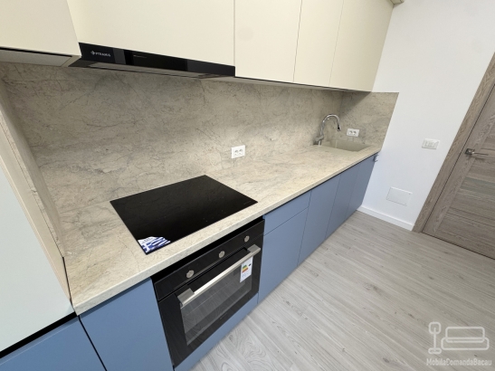 Bucătărie din MDF vopsit cu profile Gola, blat & contrablat – 4000 mm (Bacău)