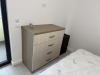 Mobilier dormitor la comandă – pat cu somieră rabatabilă, dulap și noptiere (Bacău)