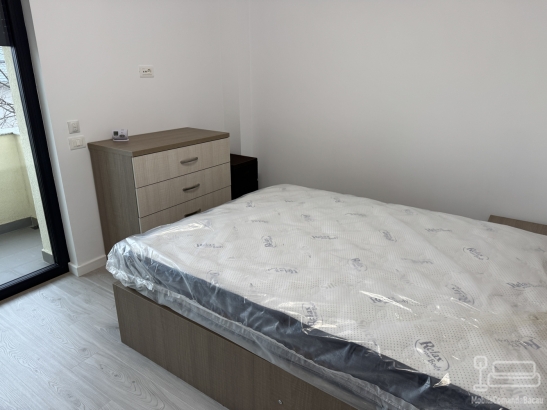 Mobilier dormitor la comandă – pat cu somieră rabatabilă, dulap și noptiere (Bacău)