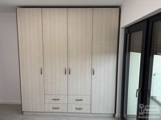 Mobilier dormitor la comandă – pat cu somieră rabatabilă, dulap și noptiere (Bacău)