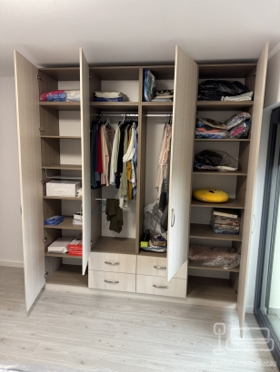 Mobilier dormitor la comandă – pat cu somieră rabatabilă, dulap și noptiere (Bacău)