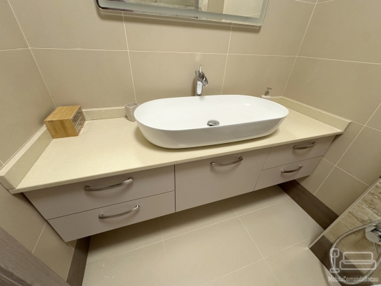 Mobilier baie din MDF vopsit cu blat din Quartz – corp lavoar 1600 × 500 × 400 mm, sertare soft-close Blum
