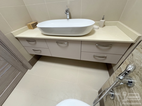 Mobilier baie din MDF vopsit cu blat din Quartz – corp lavoar 1600 × 500 × 400 mm, sertare soft-close Blum