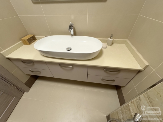 Mobilier baie din MDF vopsit cu blat din Quartz – corp lavoar 1600 × 500 × 400 mm, sertare soft-close Blum
