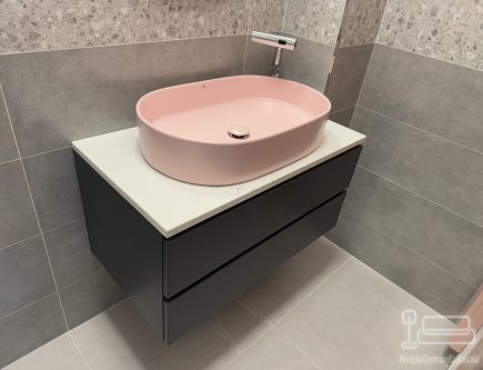 Mobilier baie din MDF vopsit cu blat din Quartz – set cu corp lavoar 700×450×500 mm și dulap înalt pentru mașina de spălat 850×650×2650 mm