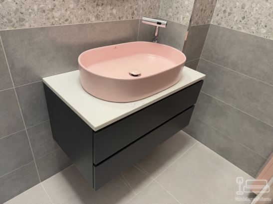 Mobilier baie din MDF vopsit cu blat din Quartz – set cu corp lavoar 700×450×500 mm și dulap înalt pentru mașina de spălat 850×650×2650 mm