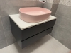 Mobilier baie din MDF vopsit cu blat din Quartz – set cu corp lavoar 700×450×500 mm și dulap înalt pentru mașina de spălat 850×650×2650 mm