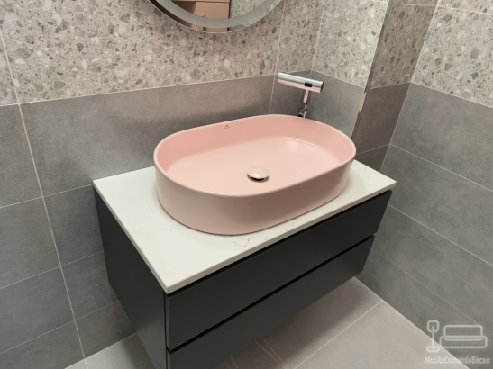 Mobilier baie din MDF vopsit cu blat din Quartz – set cu corp lavoar 700×450×500 mm și dulap înalt pentru mașina de spălat 850×650×2650 mm