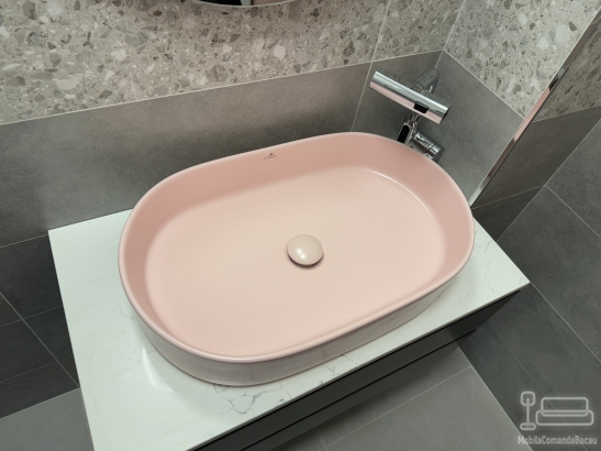 Mobilier baie din MDF vopsit cu blat din Quartz – set cu corp lavoar 700×450×500 mm și dulap înalt pentru mașina de spălat 850×650×2650 mm