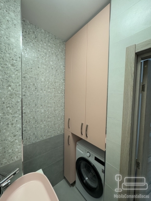 Mobilier baie din MDF vopsit cu blat din Quartz – set cu corp lavoar 700×450×500 mm și dulap înalt pentru mașina de spălat 850×650×2650 mm