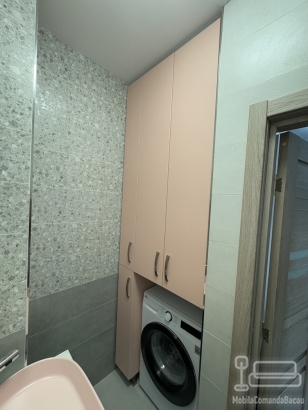Mobilier baie din MDF vopsit cu blat din Quartz – set cu corp lavoar 700×450×500 mm și dulap înalt pentru mașina de spălat 850×650×2650 mm