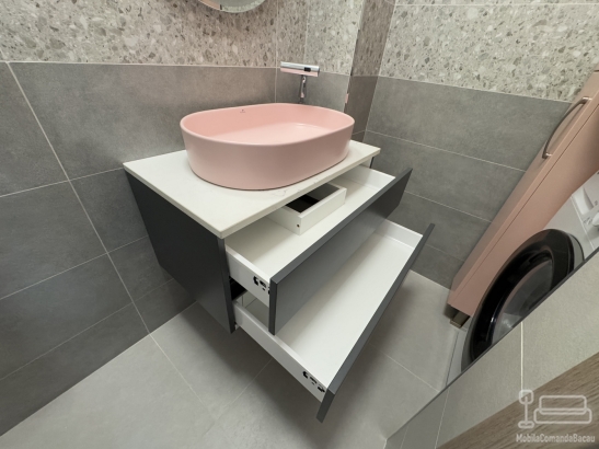 Mobilier baie din MDF vopsit cu blat din Quartz – set cu corp lavoar 700×450×500 mm și dulap înalt pentru mașina de spălat 850×650×2650 mm