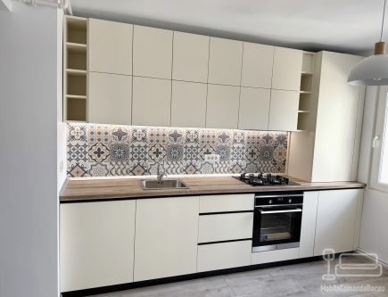 Mobilier bucătărie la comandă – MDF vopsit, 3.300 mm, Bacău