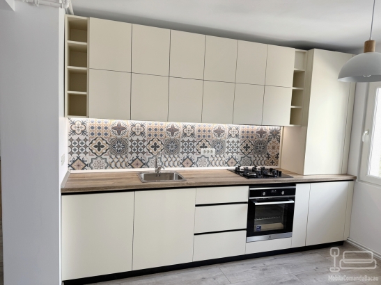 Mobilier bucătărie la comandă – MDF vopsit, 3.300 mm, Bacău