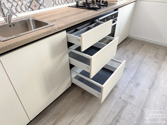 Mobilier bucătărie la comandă – MDF vopsit, 3.300 mm, Bacău