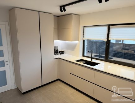Bucătărie din MDF vopsit cu blat din quartz – profil Gola, chiuvetă sub blat (Bacău)