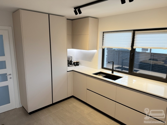 Bucătărie din MDF vopsit cu blat din quartz – profil Gola, chiuvetă sub blat (Bacău)