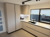Bucătărie din MDF vopsit cu blat din quartz – profil Gola, chiuvetă sub blat (Bacău)