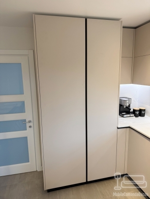 Bucătărie din MDF vopsit cu blat din quartz – profil Gola, chiuvetă sub blat (Bacău)