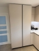 Bucătărie din MDF vopsit cu blat din quartz – profil Gola, chiuvetă sub blat (Bacău)