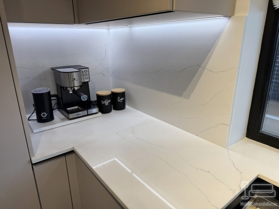 Bucătărie din MDF vopsit cu blat din quartz – profil Gola, chiuvetă sub blat (Bacău)