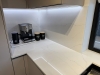 Bucătărie din MDF vopsit cu blat din quartz – profil Gola, chiuvetă sub blat (Bacău)