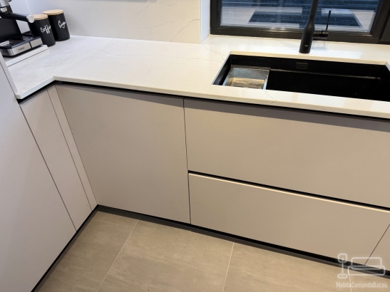 Bucătărie din MDF vopsit cu blat din quartz – profil Gola, chiuvetă sub blat (Bacău)