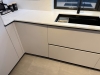 Bucătărie din MDF vopsit cu blat din quartz – profil Gola, chiuvetă sub blat (Bacău)