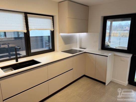 Bucătărie din MDF vopsit cu blat din quartz – profil Gola, chiuvetă sub blat (Bacău)