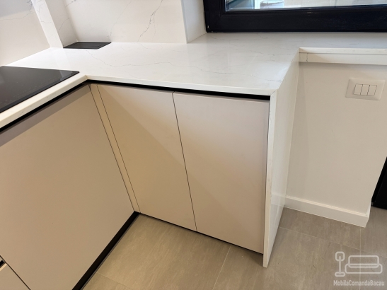 Bucătărie din MDF vopsit cu blat din quartz – profil Gola, chiuvetă sub blat (Bacău)