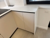 Bucătărie din MDF vopsit cu blat din quartz – profil Gola, chiuvetă sub blat (Bacău)