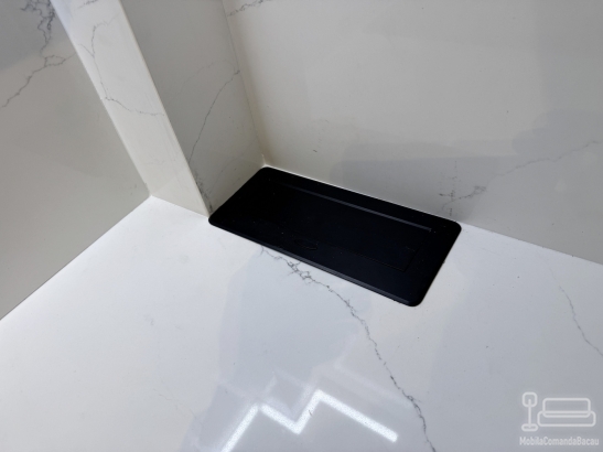 Bucătărie din MDF vopsit cu blat din quartz – profil Gola, chiuvetă sub blat (Bacău)