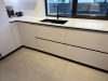 Bucătărie din MDF vopsit cu blat din quartz – profil Gola, chiuvetă sub blat (Bacău)